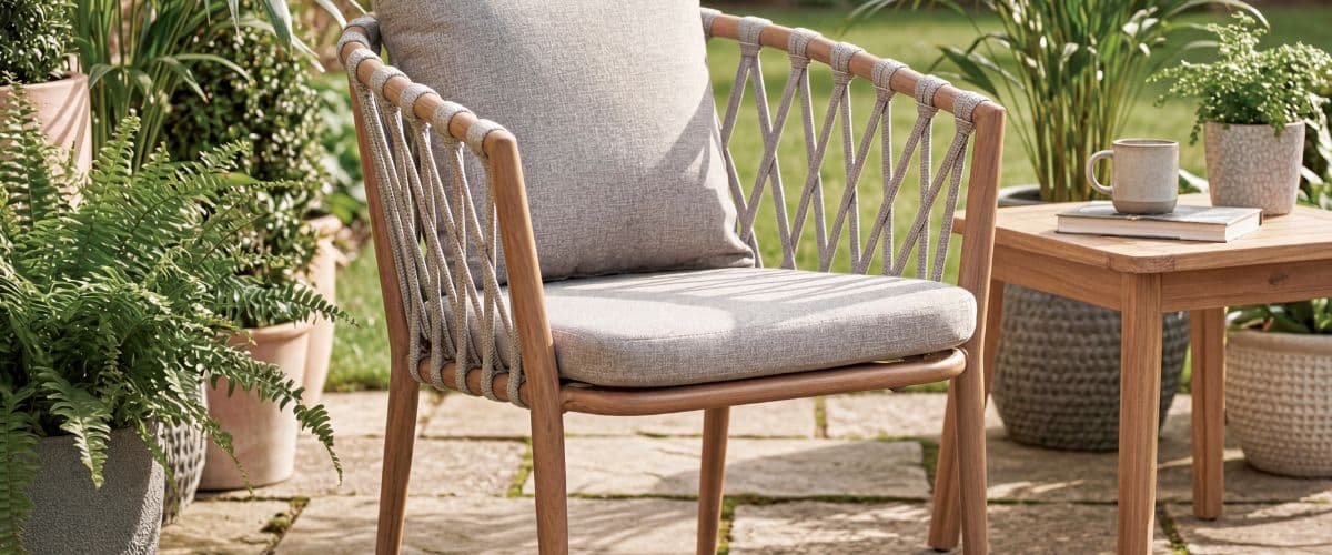 Salon moderno decorado con muebles